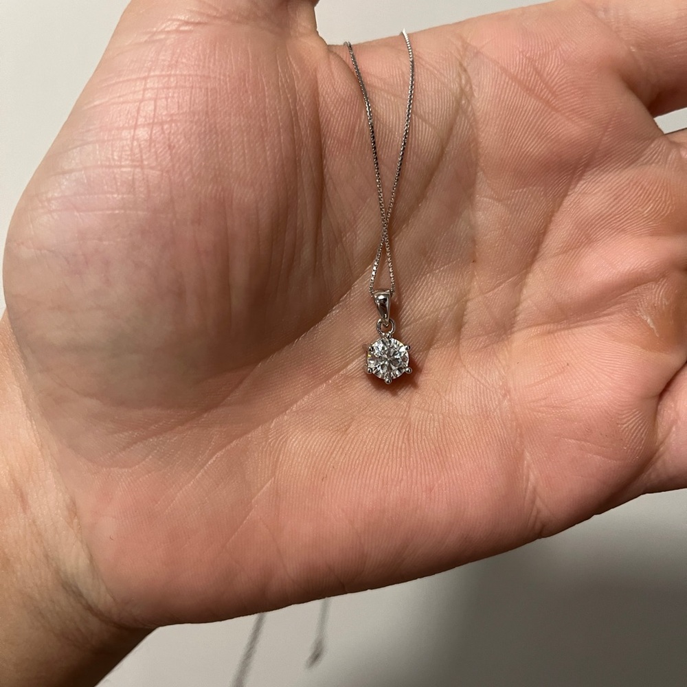 Elegant Sterling Silver Pendant With a Outstanding 1ct Moissanite Gem - Picture 4 of 4